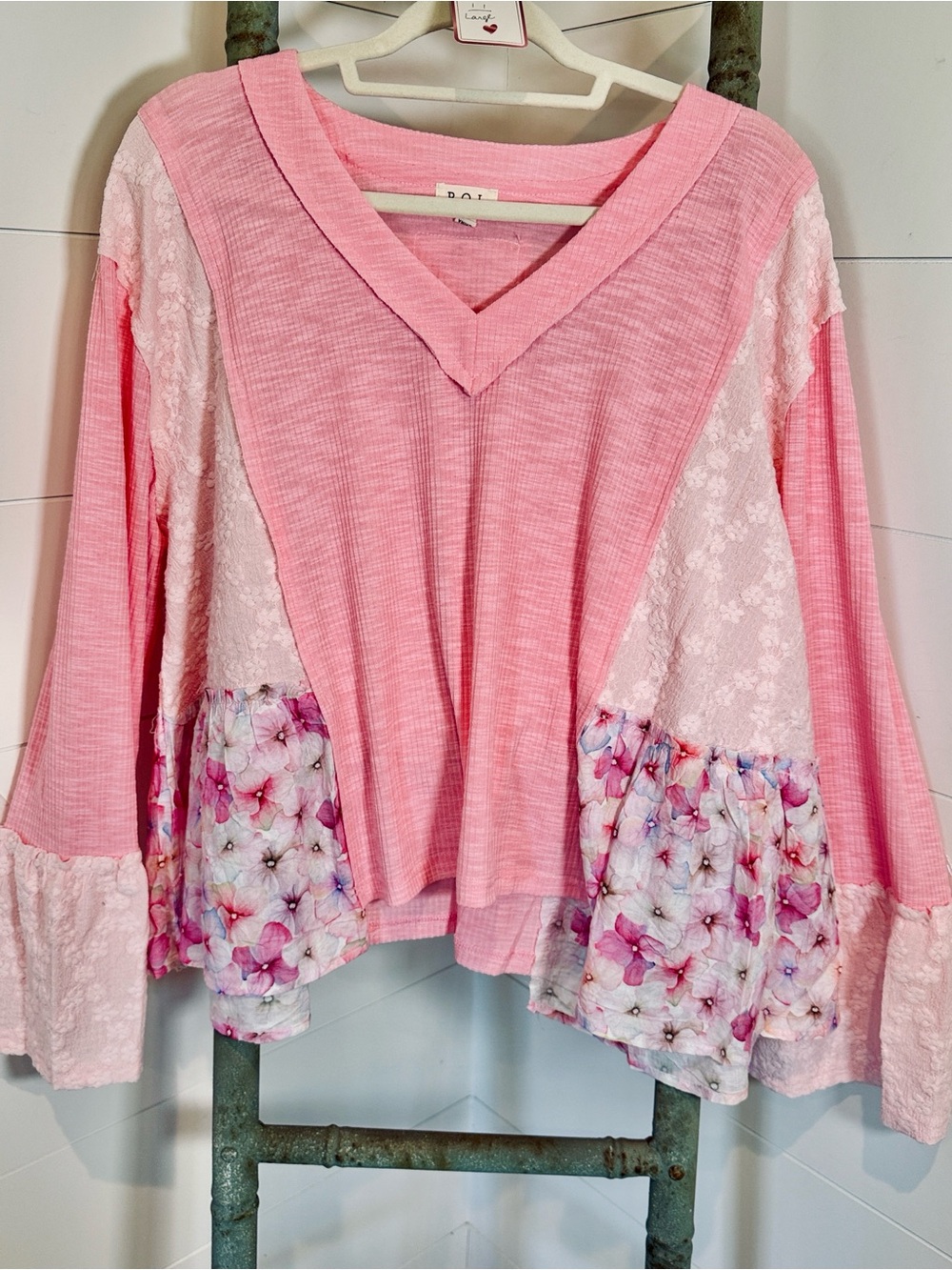 NEW “THE Lila”Pink Mixed-Media Floral Hem V-Neck Top